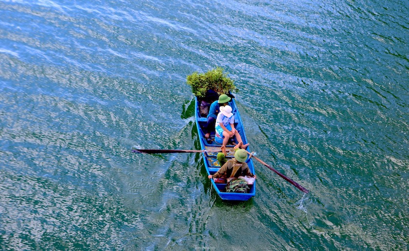 Đi thuyền trên hồ Kẻ Gỗ