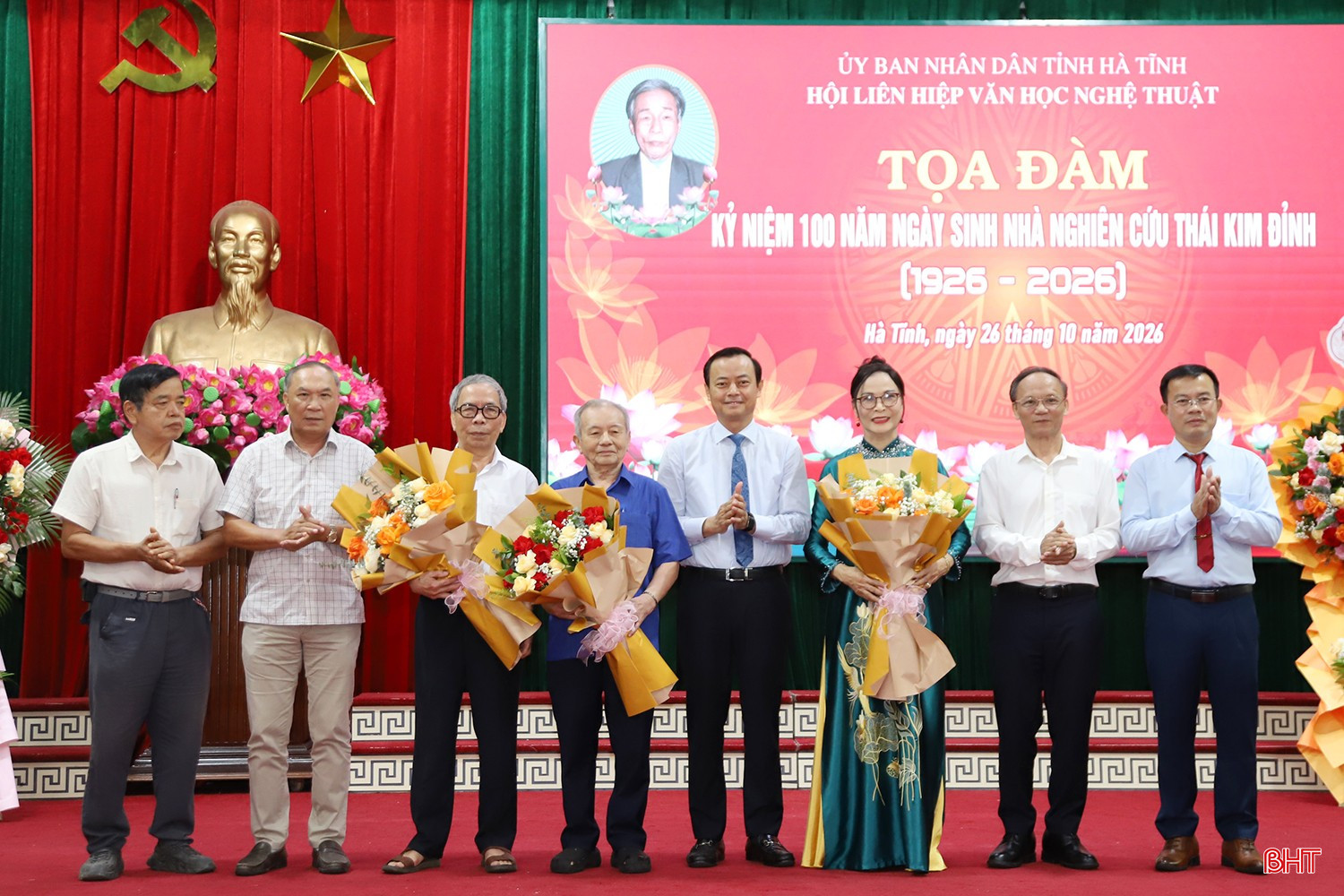 Đồng chí Hà Văn Hùng - Ủy viên Ban Thường vụ, Trưởng ban Tuyên giáo Tỉnh ủy tặng hoa chúc mừng thành viên của Nhóm Địa phương học Hà Tĩnh. bqbht_br_1.jpg