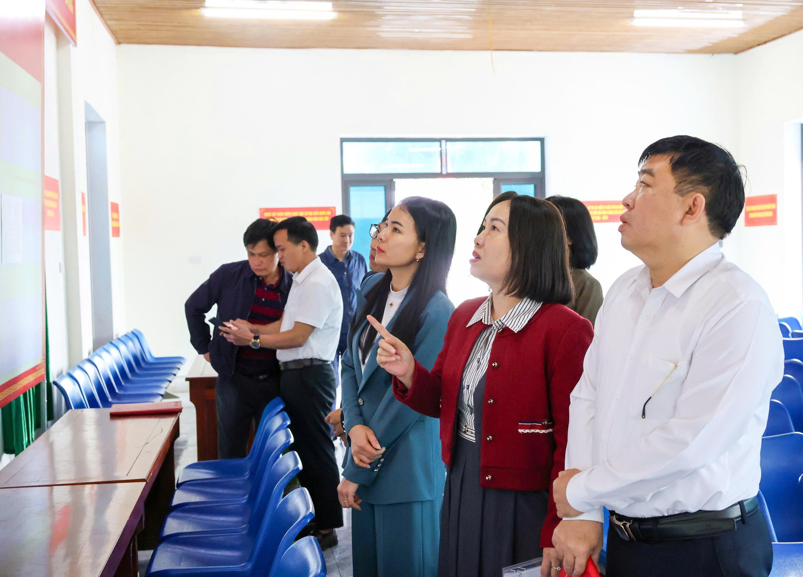 Kiểm tra, giám sát công tác chuẩn bị bầu cử tại xã Cẩm Bình