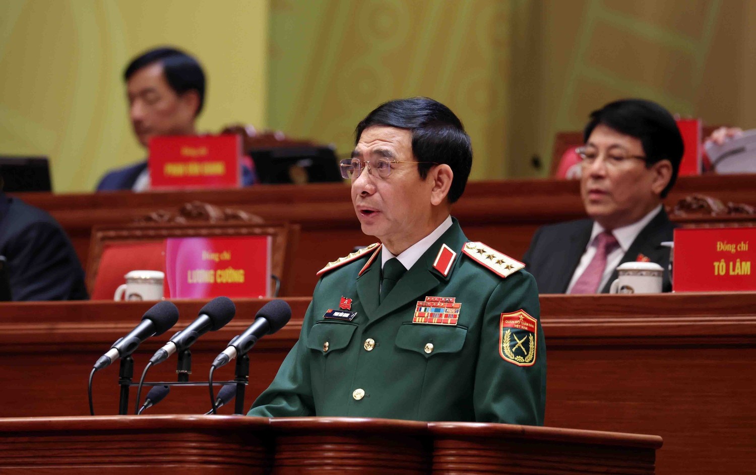 Đại tướng Phan Văn Giang, Ủy viên Bộ Chính trị, Phó Bí thư Quân ủy Trung ương, Bộ trưởng Bộ Quốc phòng, tham luận về vấn đề “Xây dựng Quân đội nhân dân cách mạng, chính quy, tinh nhuệ, hiện đại, làm nòng cốt xây dựng nền quốc phòng vững mạnh, hiện đại, gắn với nền an ninh nhân dân và thế trận lòng dân vững chắc”. Ảnh: TTXVN