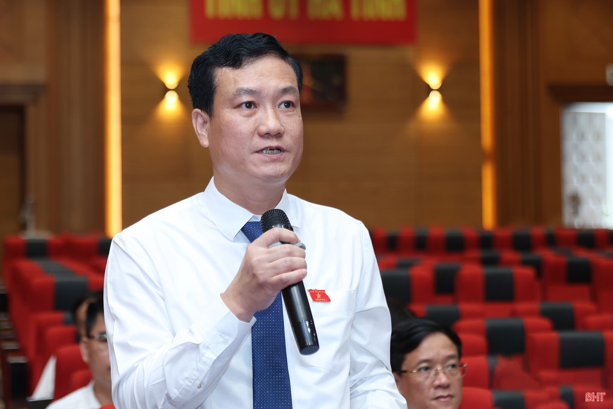 Đại biểu Lê Ngọc Hà - Ủy viên chuyên trách Ban Kinh tế - Ngân sách, HĐND tỉnh phát biểu thảo luận. Đại biểu Lê Ngọc Hà - Ủy viên chuyên trách Ban Kinh tế - Ngân sách, HĐND tỉnh phát biểu thảo luận.
