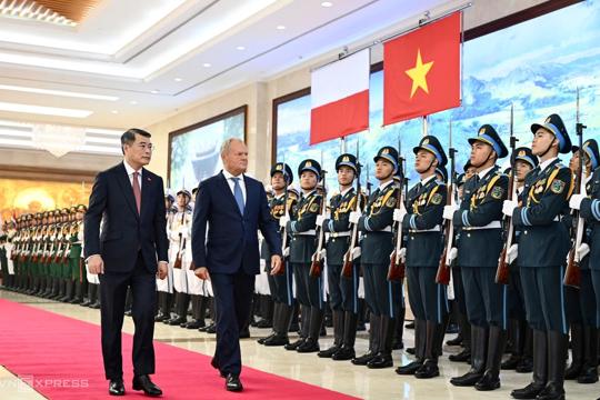 Thủ tướng Lê Minh Hưng chủ trì lễ đón Thủ tướng Ba Lan 