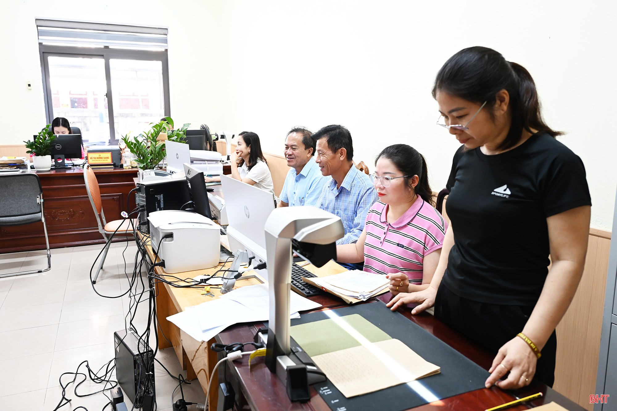 Các đơn vị, địa phương ở Hà Tĩnh tập trung thực hiện đồng thời 2 nhiệm vụ: rà soát, làm sạch, chuẩn hóa dữ liệu tổ chức đảng, đảng viên và số hóa, tạo lập hồ sơ đảng viên điện tử. bqbht_br_1.jpg