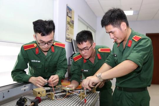 Sinh viên xuất sắc được tuyển vào quân đội được hưởng phụ cấp 250% lương