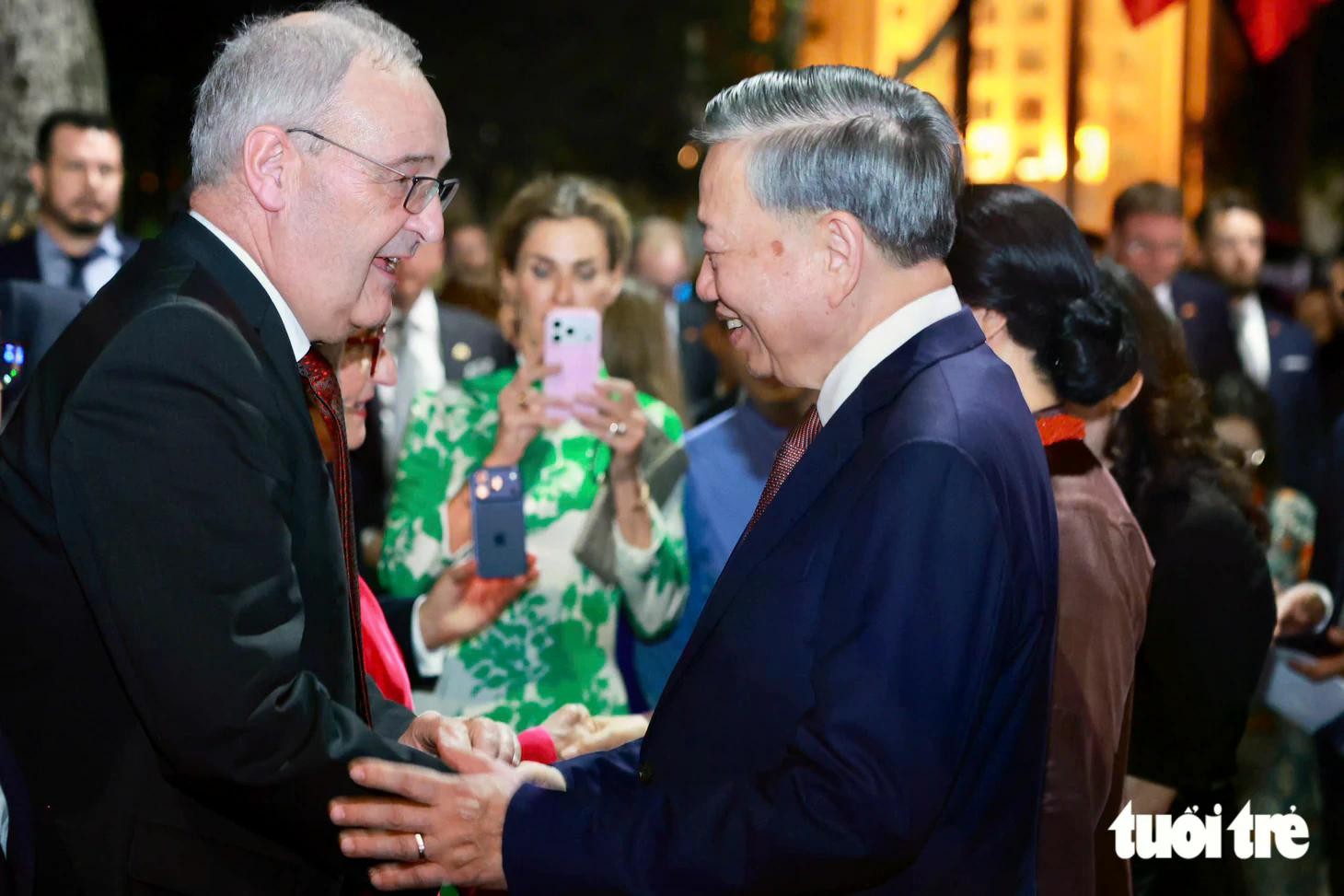 Tổng Bí thư, Chủ tịch nước Tô Lâm và Tổng thống Thụy Sĩ Guy Parmelin tại bờ hồ Hoàn Kiếm - Ảnh: NGUYỄN KHÁNH Tổng Bí thư, Chủ tịch nước Tô Lâm và Tổng thống Thụy Sĩ Guy Parmelin tại bờ hồ Hoàn Kiếm - Ảnh: NGUYỄN KHÁNH