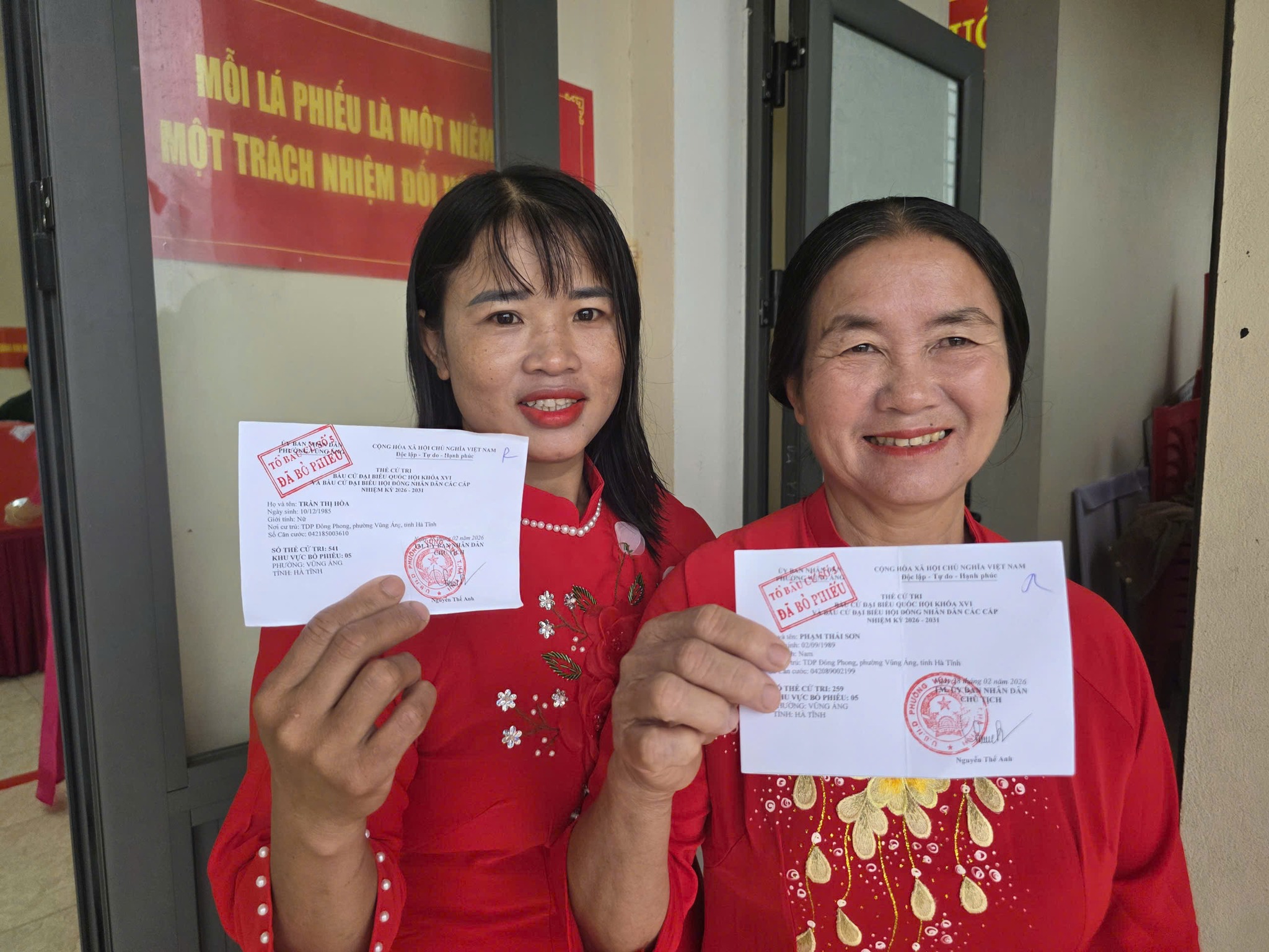 Niềm vui của cử tri phường Vũng Áng trong Ngày hội bầu cử