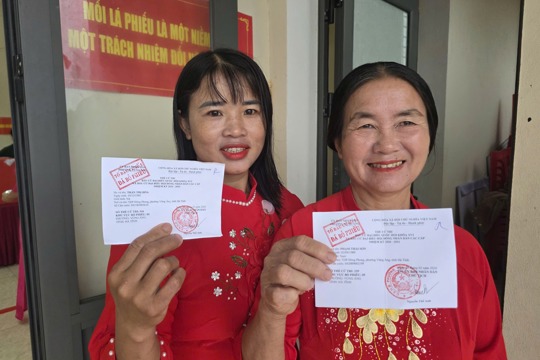 Niềm vui của cử tri phường Vũng Áng trong Ngày hội bầu cử