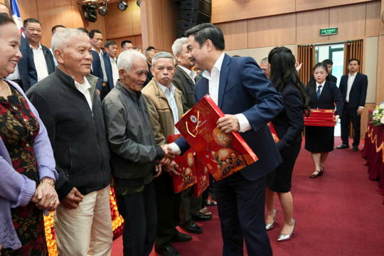 Công ty Điện lực Hà Tĩnh gặp mặt, tri ân các thế hệ cán bộ hưu trí