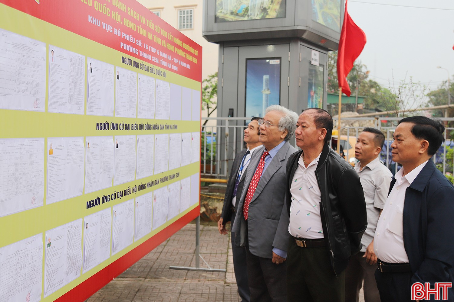 Tại khu vực bỏ phiếu số 16, bà con cử tri bầu 3 ĐBQH trong danh sách 5 ứng cử viên; bầu 5 đại biểu HĐND tỉnh trong số 8 ứng cử viên; bầu 4 đại biểu HĐND phường 7 trong số 5 ứng cử viên.