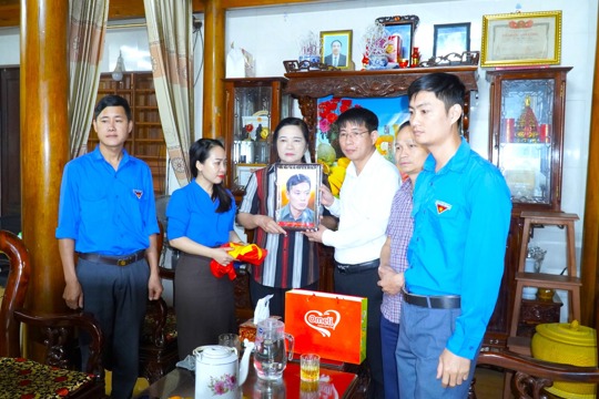 Trao di ảnh phục dựng chân dung liệt sĩ – Nghĩa cử tri ân sâu sắc tại xã Hương Khê 