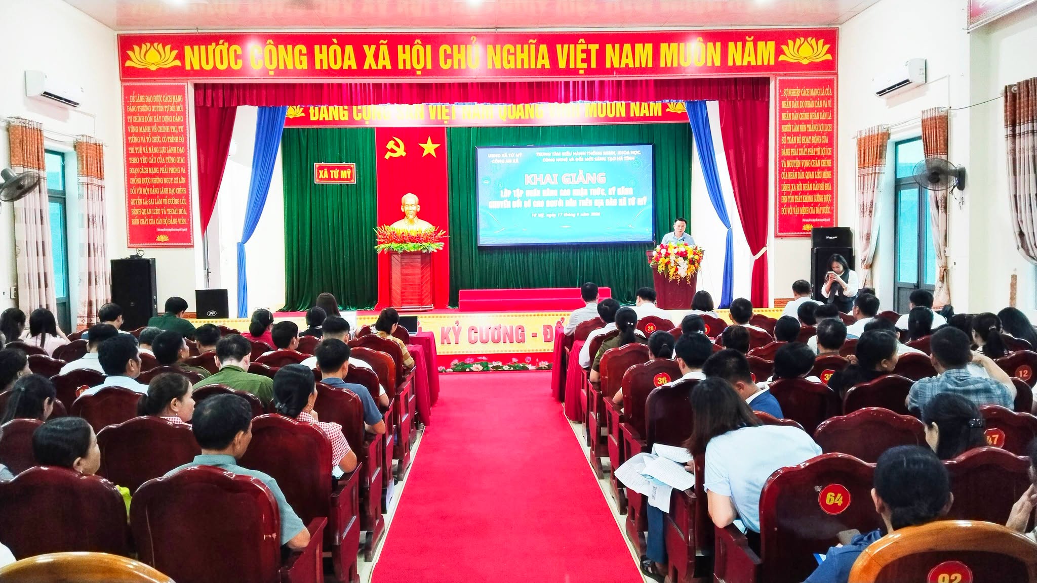 Xã Tứ Mỹ đưa kỹ năng số đến gần hơn với người dân