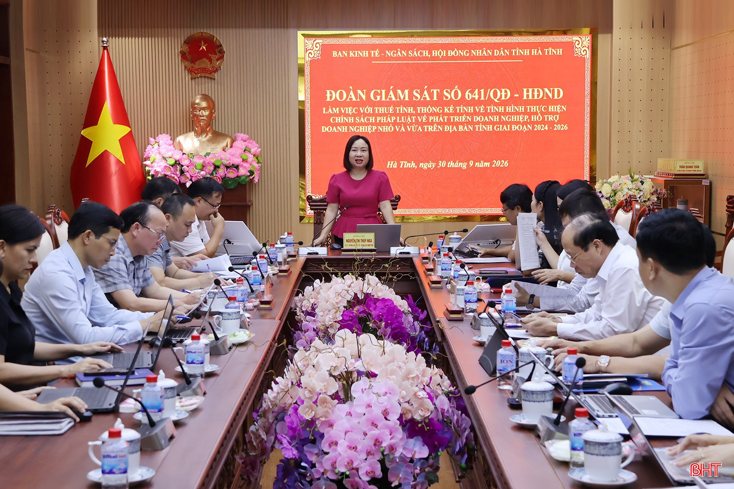 Trưởng ban Kinh tế - Ngân sách HĐND tỉnh Nguyễn Thị Thúy Nga chủ trì cuộc làm việc. bqbht_br_img-5948.jpg