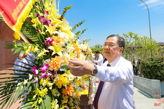 Phó Thủ tướng Thường trực Chính phủ dâng hương tại Nghĩa trang liệt sĩ Núi Nài