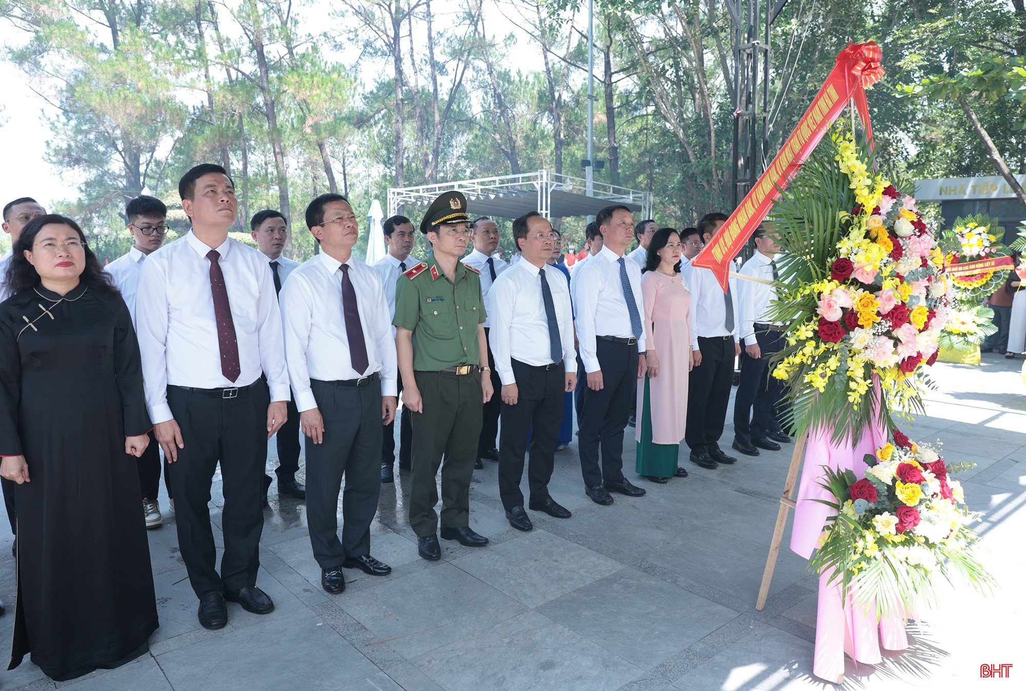 Bí thư Tỉnh ủy và Chủ tịch UBND tỉnh dâng hương tại các nghĩa trang Trường Sơn, Đường 9
