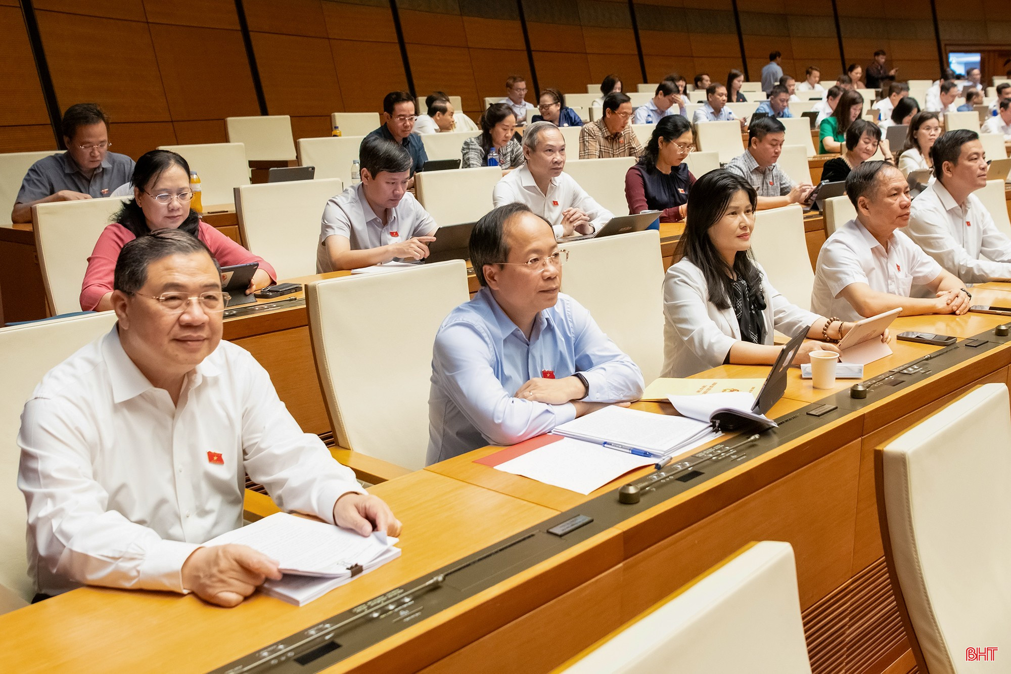 Các đồng chí: Phạm Gia Túc - Ủy viên Bộ Chính trị, Phó Thủ tướng Thường trực Chính phủ; Nguyễn Duy Lâm - Ủy viên Trung ương Đảng, Bí thư Tỉnh ủy, Trưởng đoàn ĐBQH tỉnh; các đại biểu đoàn ĐBQH Hà Tĩnh tham dự kỳ họp. bqbht_br_qh-sang-22.jpg