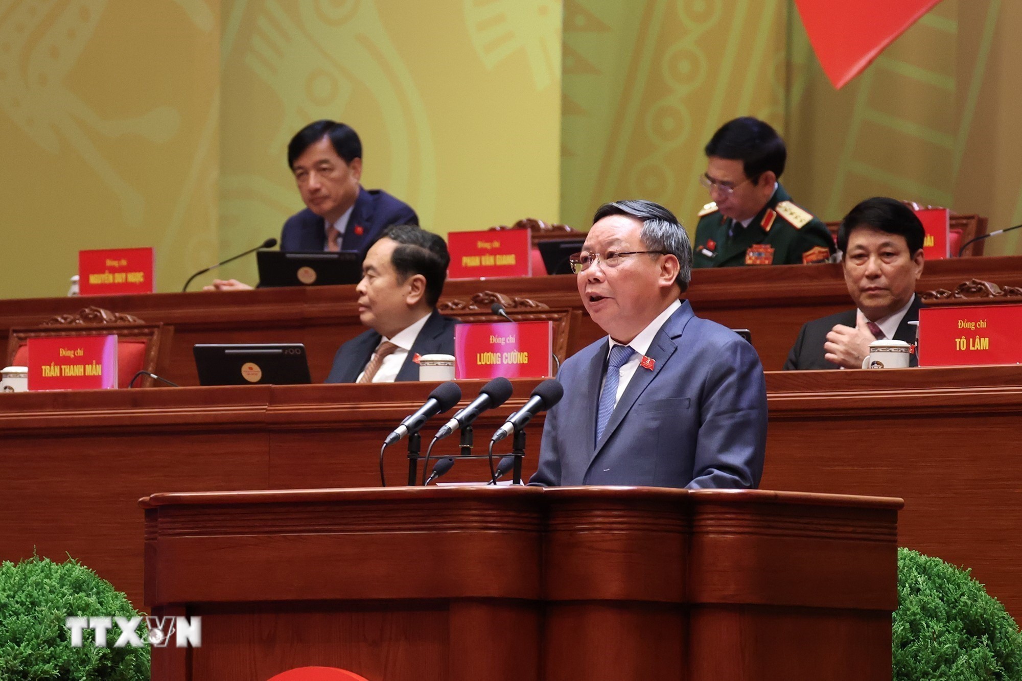 Đồng chí Nguyễn Văn Phong, Phó Bí thư Thường trực Thành ủy Hà Nội, tham luận về vấn đề “Đổi mới phương thức lãnh đạo, xây dựng Đảng bộ thành phố Hà Nội trong sạch, vững mạnh, kiểu mẫu, góp phần đưa đất nước vững bước vào kỷ nguyên vươn mình của dân tộc.” (Ảnh: TTXVN)