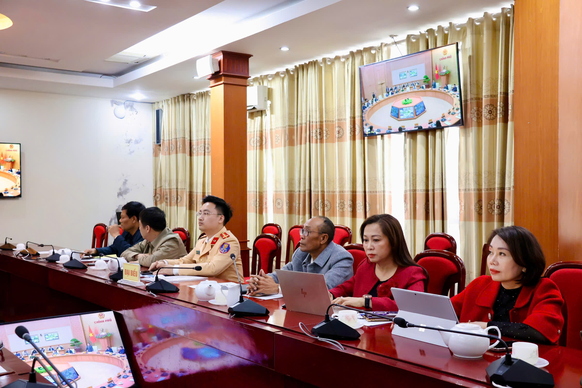 Ảnh có chứa trong nhà, tường, trang phục, người

Nội dung do AI tạo ra có thể không chính xác.