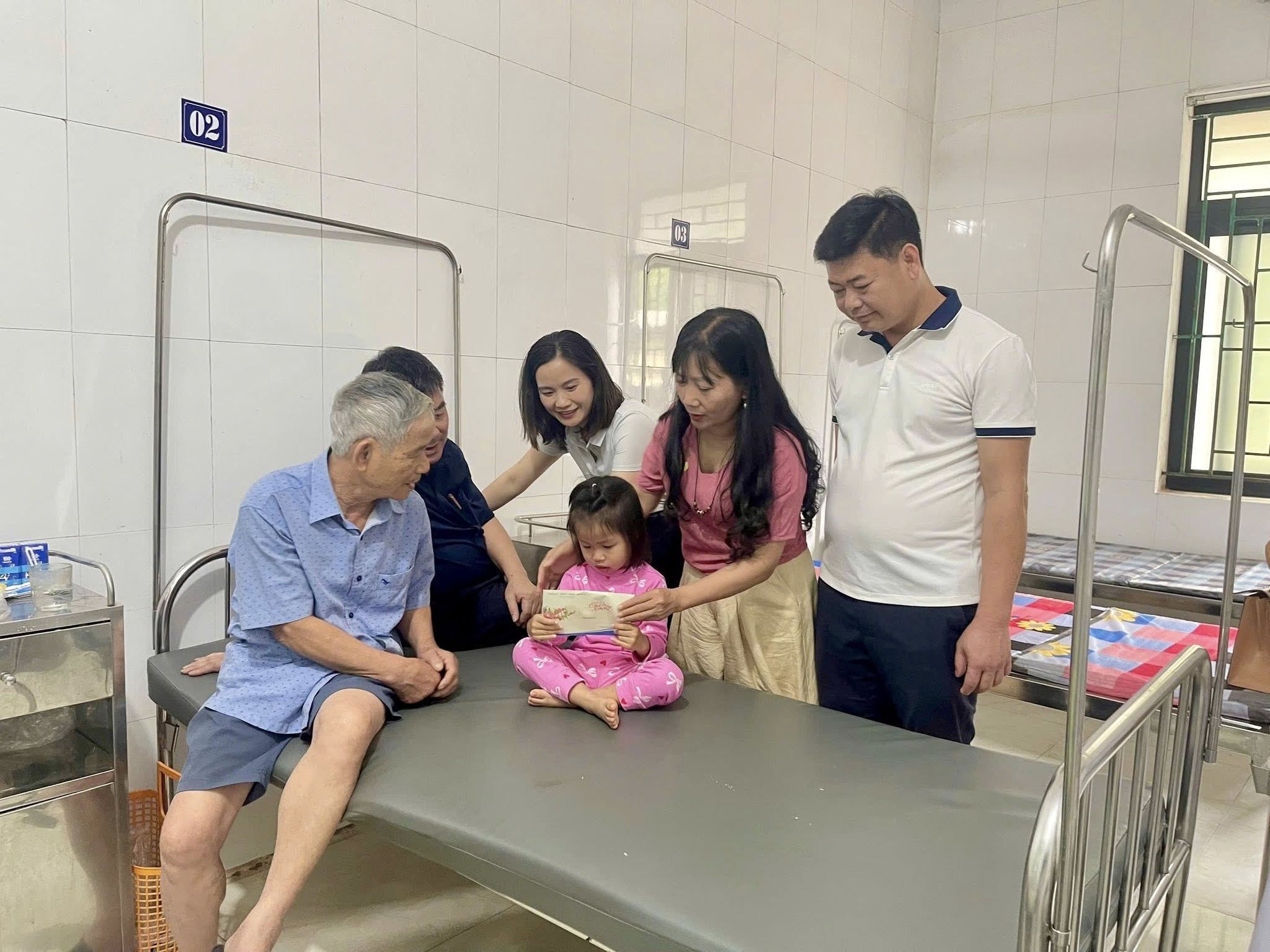 Xã Vũ Quang trao quà, động viên bệnh nhân nội trú trước thềm năm mới