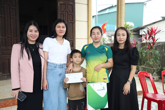 Hơn 1,6 tỷ đồng quà Tết được Vietcombank trao tại Hà Tĩnh 