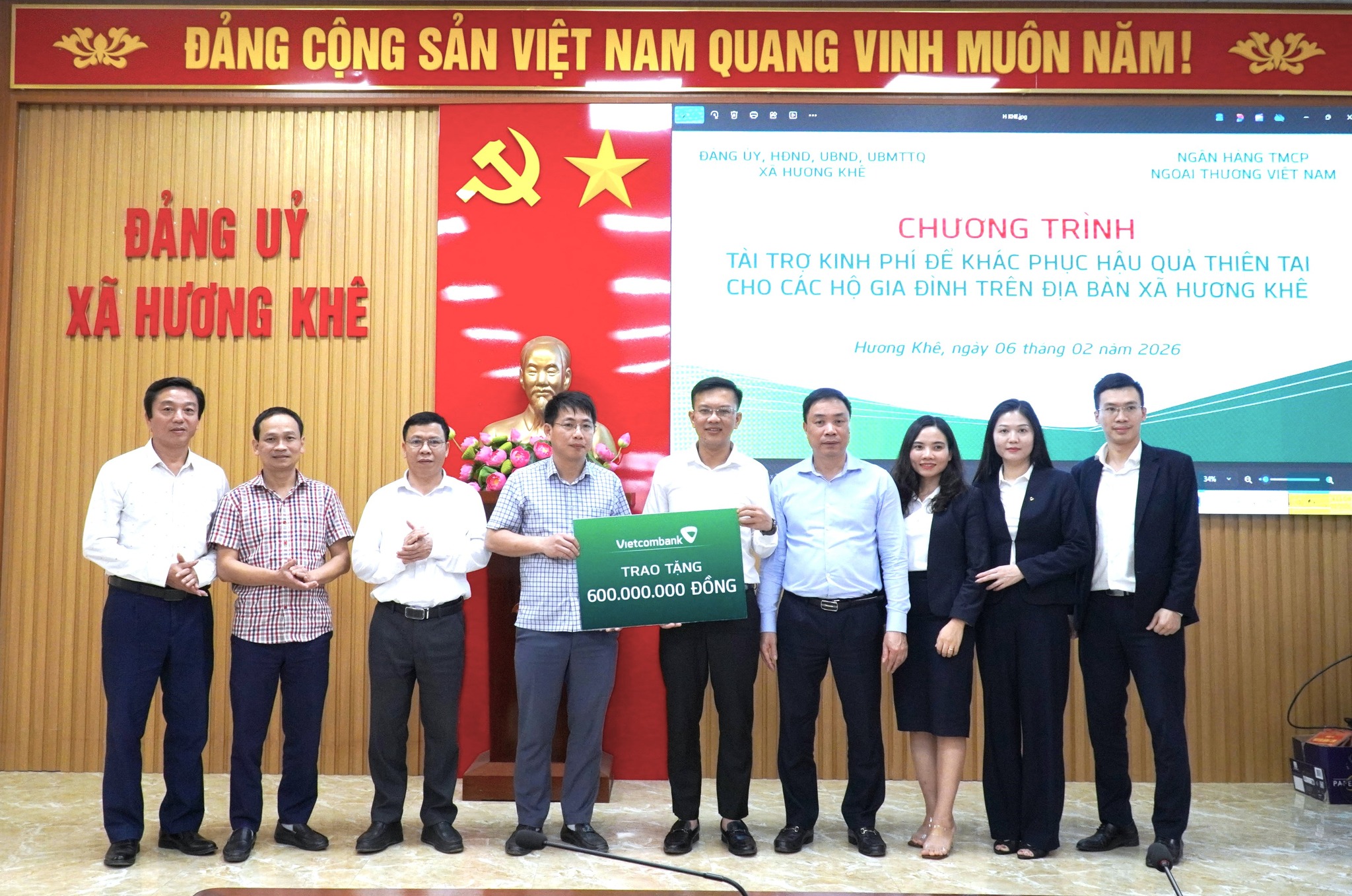 Vietcombank hỗ trợ 600 triệu đồng giúp người dân xã Hương Khê khắc phục hậu quả thiên tai, vui Xuân đón Tết
