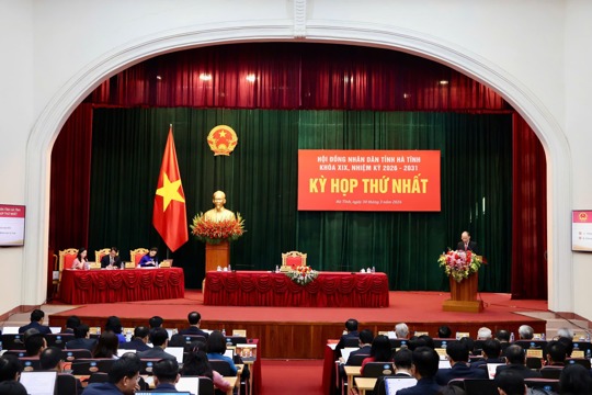 Thường trực HĐND tỉnh công bố các quyết định về công tác cán bộ 