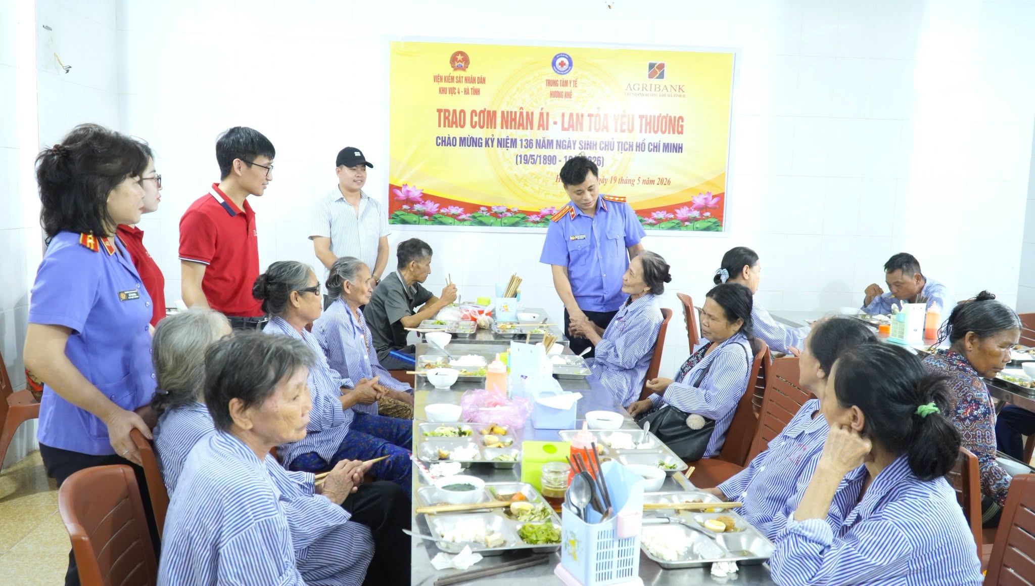 Trao 300 suất cơm miễn phí cho bệnh nhân tại Trung tâm Y tế Hương Khê