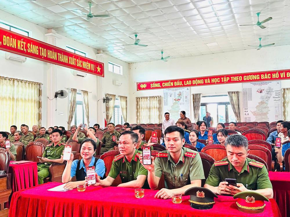 Xã Cẩm Hưng phát động chiến dịch “Mùa hè số cùng VNeID”