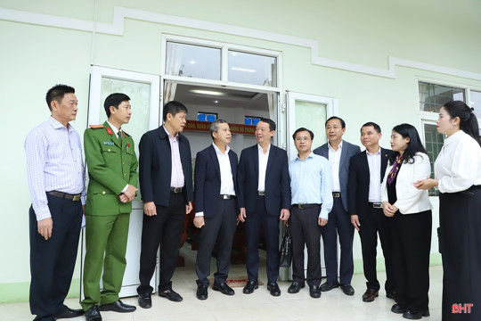 Chủ tịch UBND tỉnh Phan Thiên Định và các ứng cử viên đại biểu HĐND tỉnh tiếp xúc cử tri