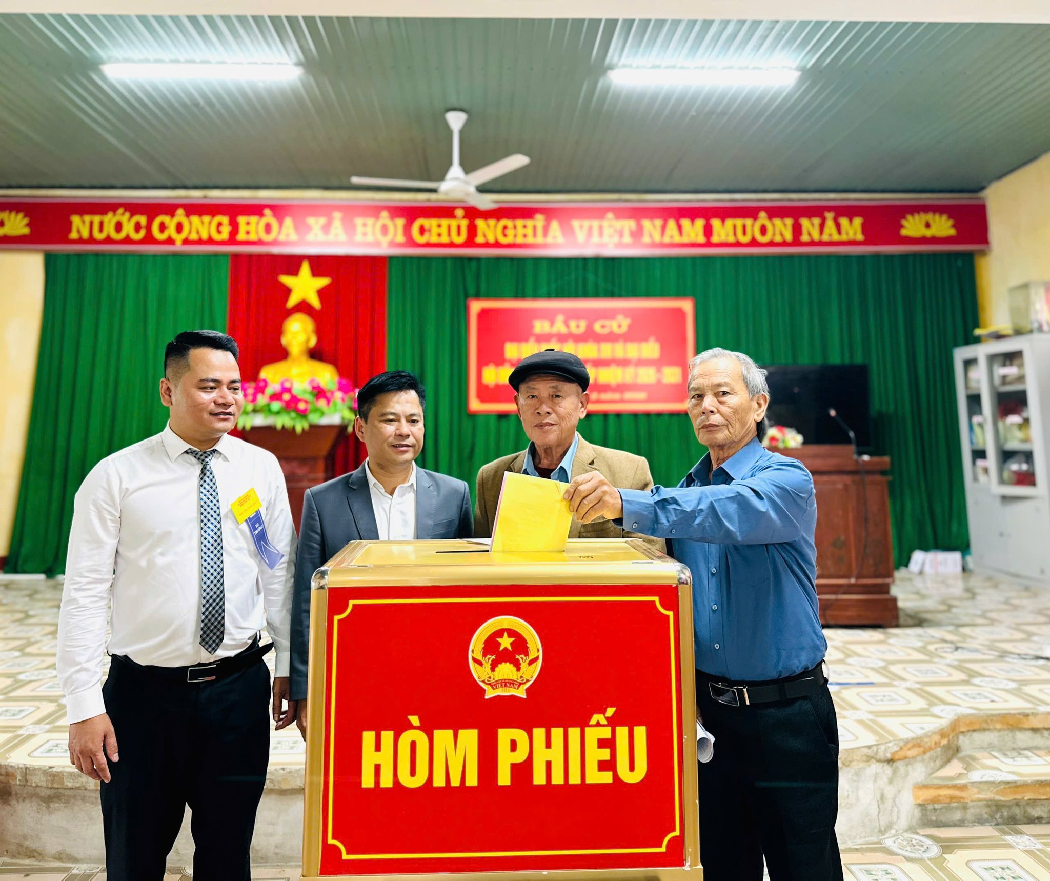 Cử tri phường Hà Huy Tập nô nức đi bầu cử