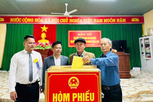 Cử tri phường Hà Huy Tập nô nức đi bầu cử