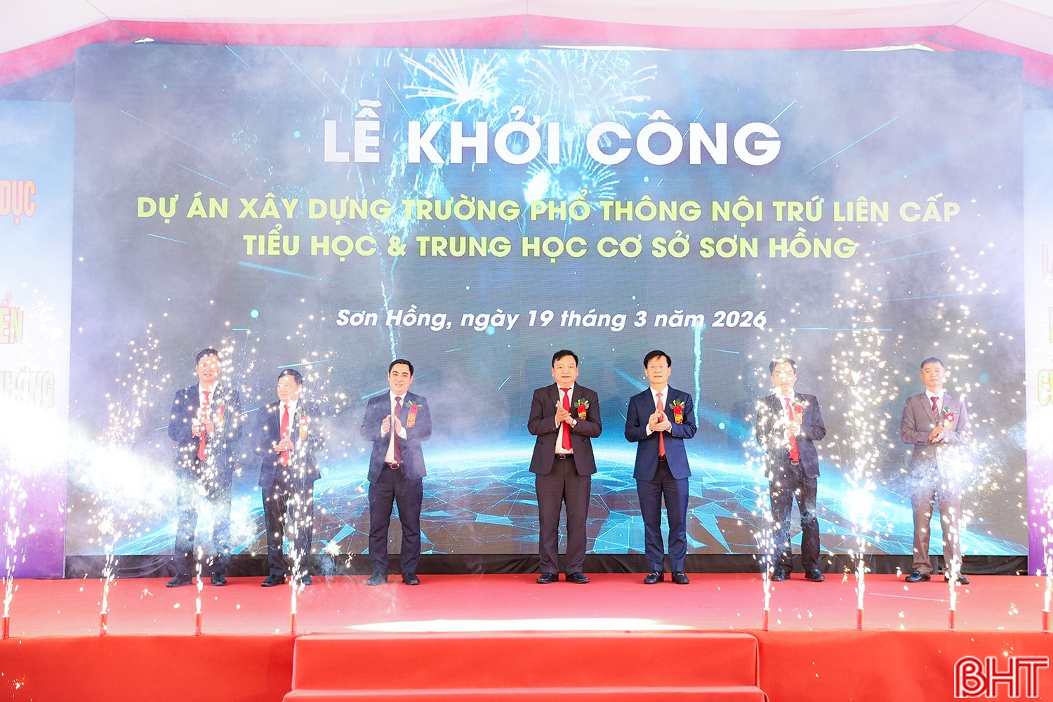 Đại biểu cử hành nghi thức khởi công Trường Phổ thông nội trú liên cấp TH&amp;THCS Sơn Hồng