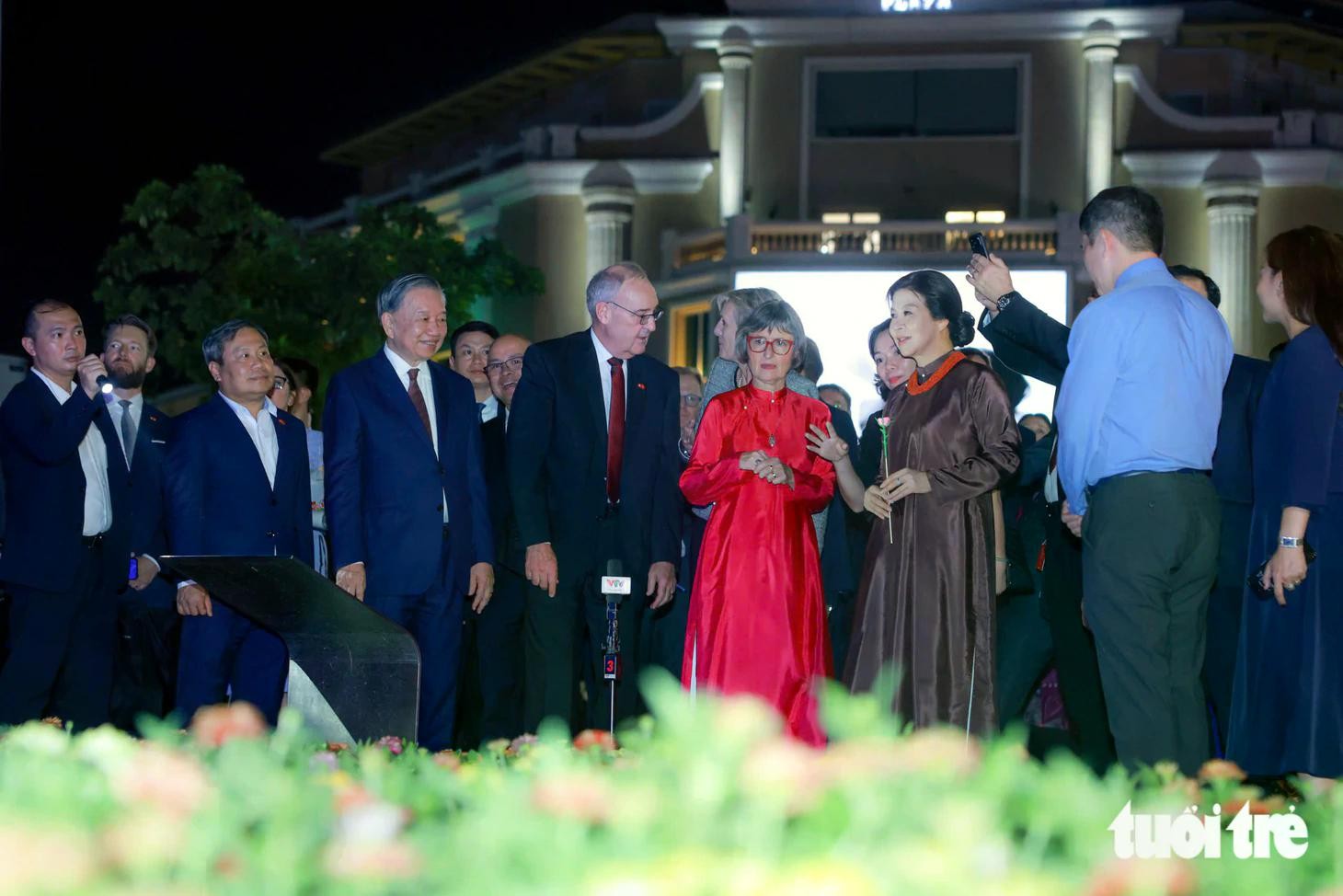 Hai nhà lãnh đạo cùng hai Phu nhân bên đồng hồ hoa, món quà của thành phố Bern dành cho thủ đô Hà Nội nhân dịp kỷ niệm 1.000 năm Thăng Long - Hà Nội - Ảnh: NGUYỄN KHÁNH Hai nhà lãnh đạo cùng hai Phu nhân bên đồng hồ hoa, món quà của thành phố Bern dành cho thủ đô Hà Nội nhân dịp kỷ niệm 1.000 năm Thăng Long - Hà Nội - Ảnh: NGUYỄN KHÁNH