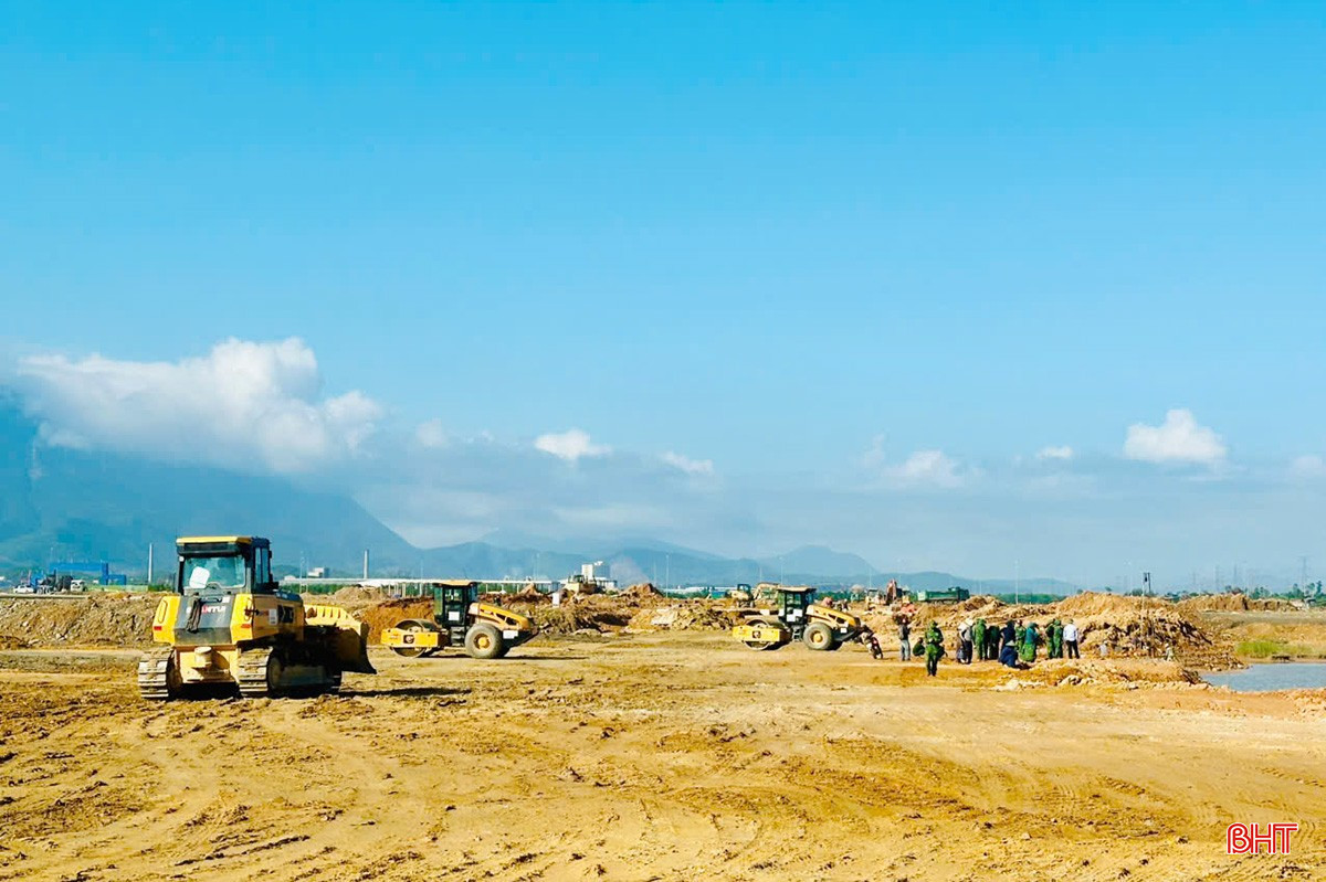 Việc bảo vệ thi công đã tạo điều kiện thuận lợi cho nhà đầu tư triển khai san lấp mặt bằng. bqbht_br_a.jpg