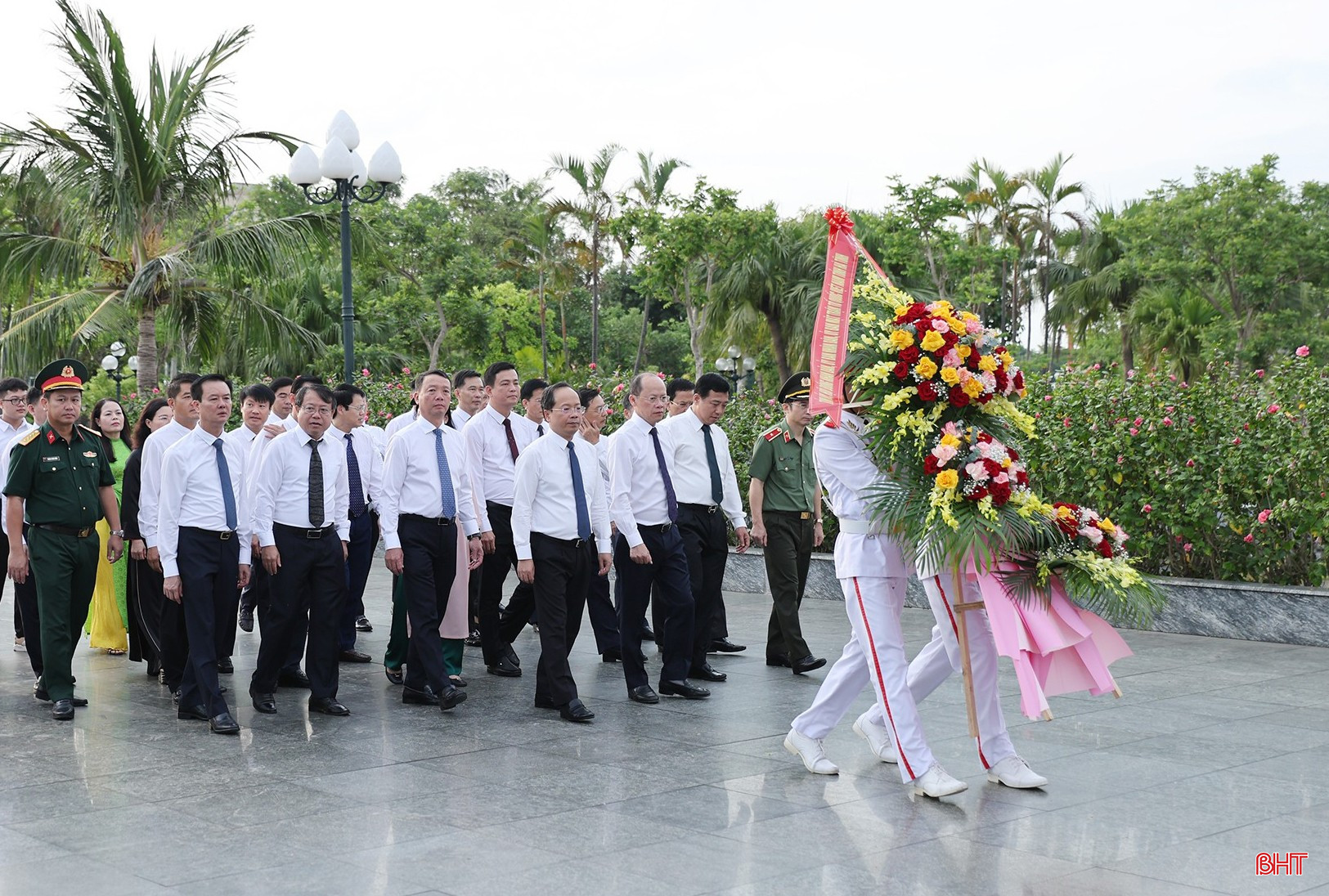 Lãnh đạo Hà Tĩnh dâng hương tưởng niệm Chủ tịch Hồ Chí Minh và các anh hùng liệt sĩ