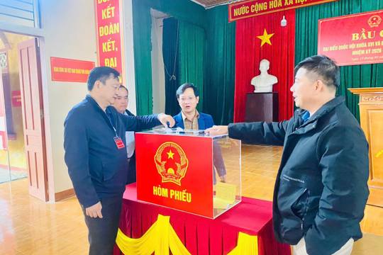 Phó Chủ tịch UBND tỉnh Hồ Huy Thành kiểm tra công tác chuẩn bị bầu cử tại xã Thạch Khê