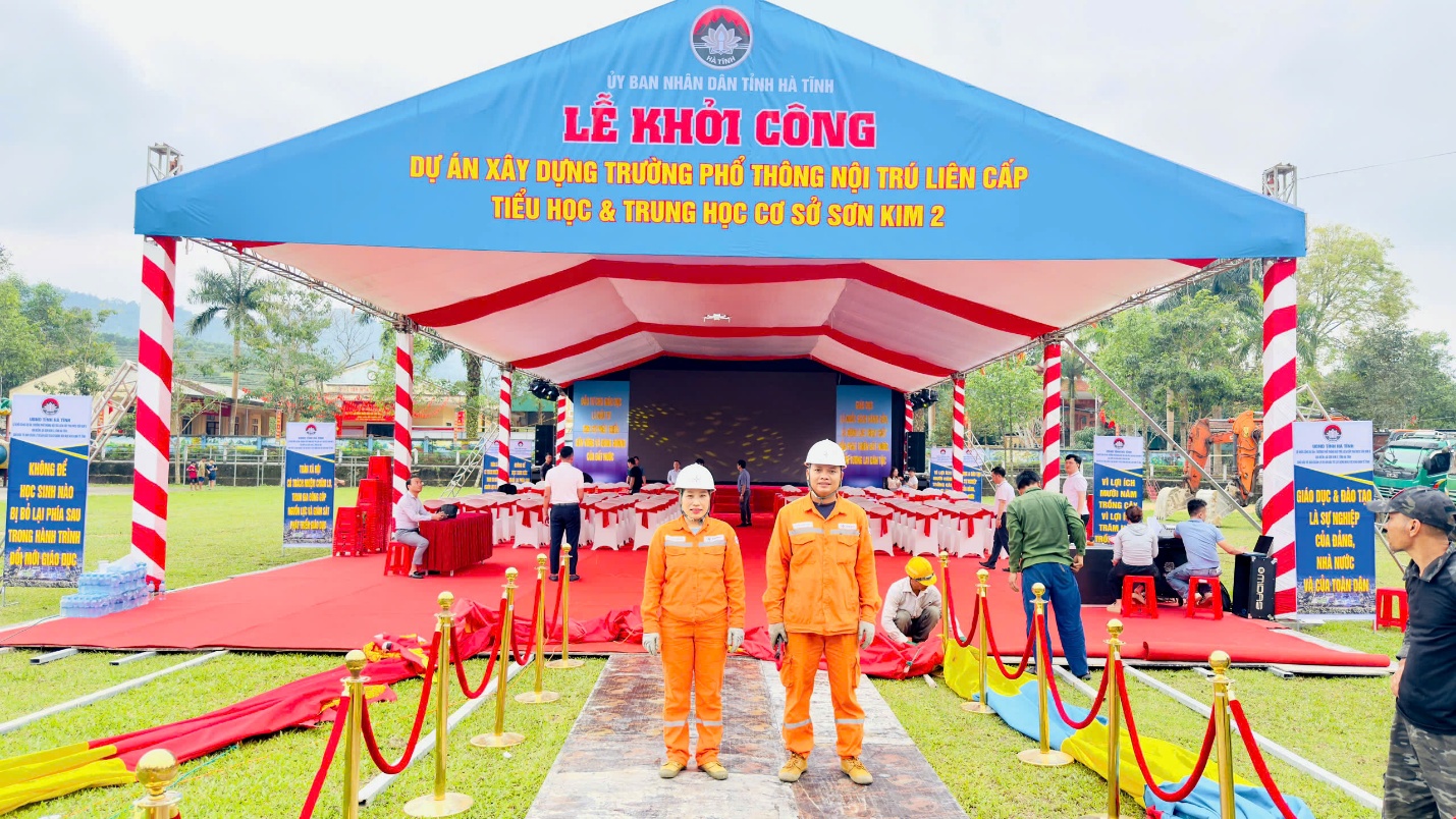 Công ty Điện lực Hà Tĩnh đảm bảo cấp điện phục vụ Lễ khởi công các trường nội trú liên cấp khu vực biên giới