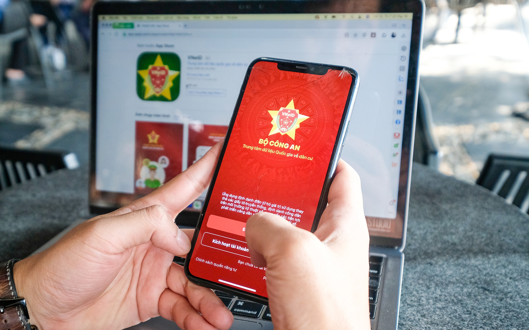Chấm dứt yêu cầu xuất trình căn cước bản cứng khi đã tích hợp trên VNeID