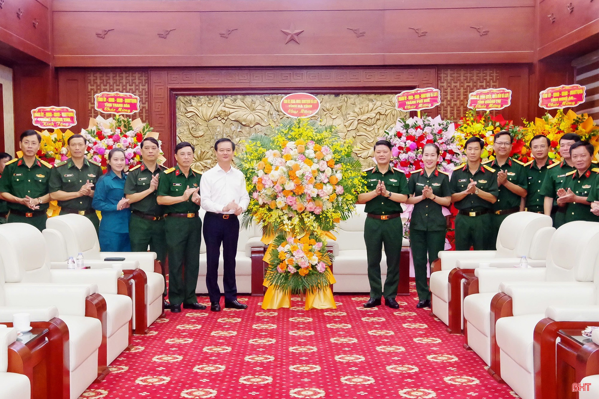 Đồng chí Trần Báu Hà - Ủy viên BTV Tỉnh ủy, Phó Chủ tịch Thường trực UBND tỉnh tặng hoa chúc mừng Bộ Tư lệnh Quân khu 4. bqbht_br_234.jpg