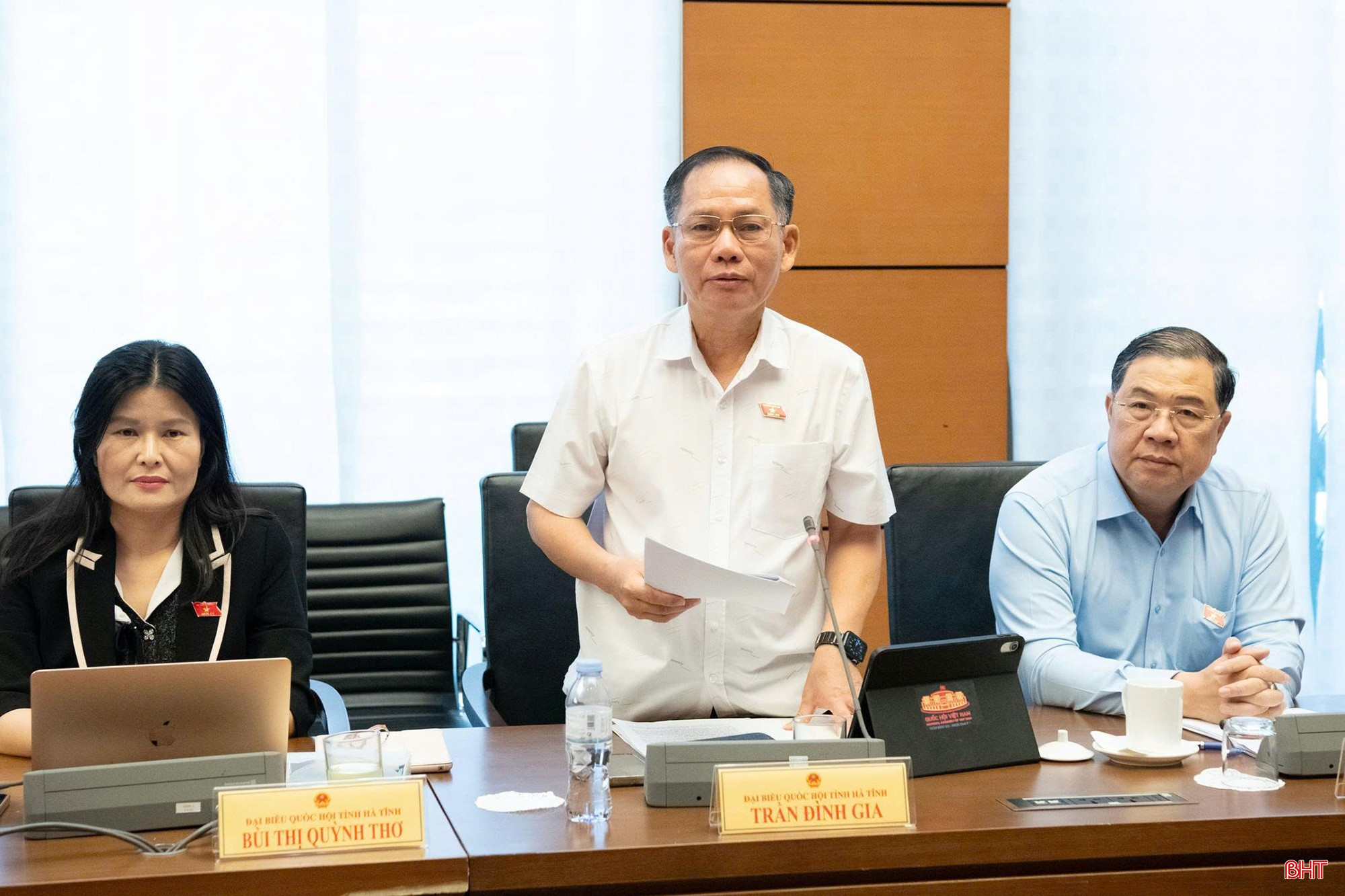 Đại biểu Trần Đình Gia - Phó Trưởng đoàn chuyên trách Đoàn ĐBQH tỉnh Hà Tĩnh thảo luận về dự thảo Bộ luật Tố tụng hình sự (sửa đổi). bqbht_br_3.jpg