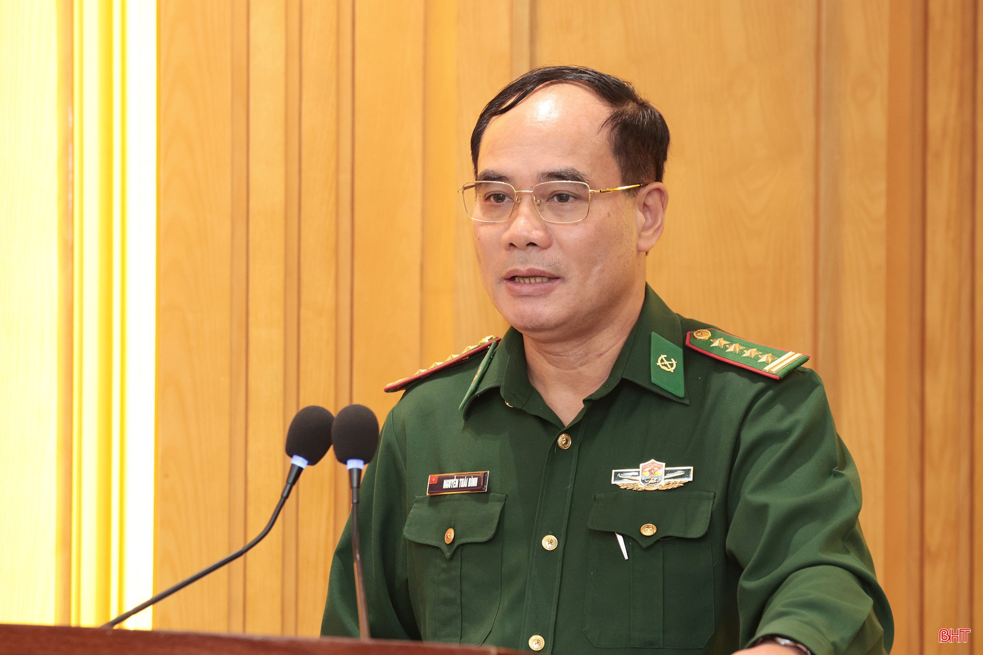 Đại tá Nguyễn Thái Bình - Chính ủy Ban Chỉ huy BĐBP tỉnh trình bày tham luận tại hội nghị. bqbht_br_tong-ket-nghi-quyet-bct-6b.jpg
