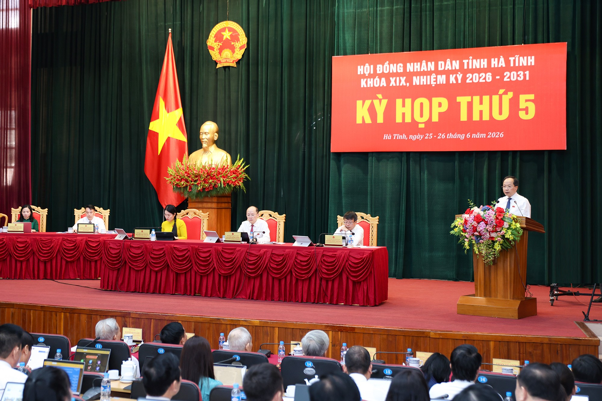Quyết định các cơ chế, chính sách, nhiệm vụ, giải pháp bảo đảm kịp thời, khả thi, hiệu quả