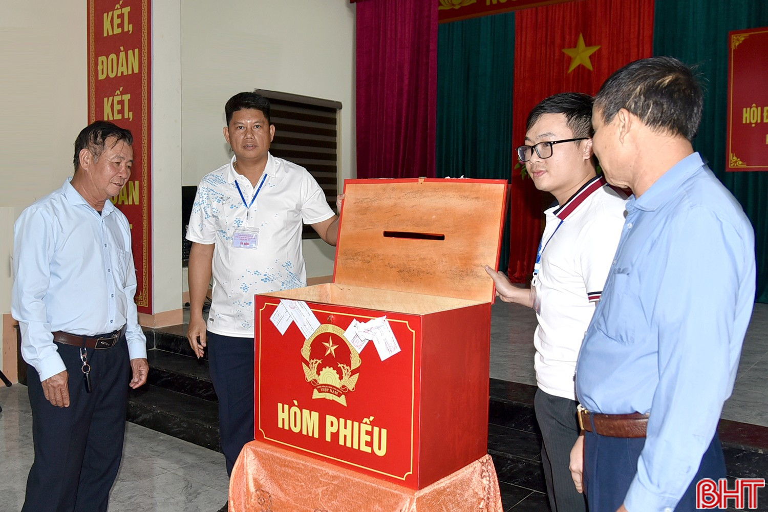 8 khu vực bỏ phiếu trên địa bàn phường Nam Hồng Lĩnh đồng loạt thực hiện việc kiểm phiếu.