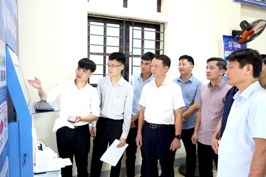 Chủ tịch UBND tỉnh dự lễ ra mắt mô hình “Kiosk thông minh hỗ trợ dịch vụ công tại khu dân cư”