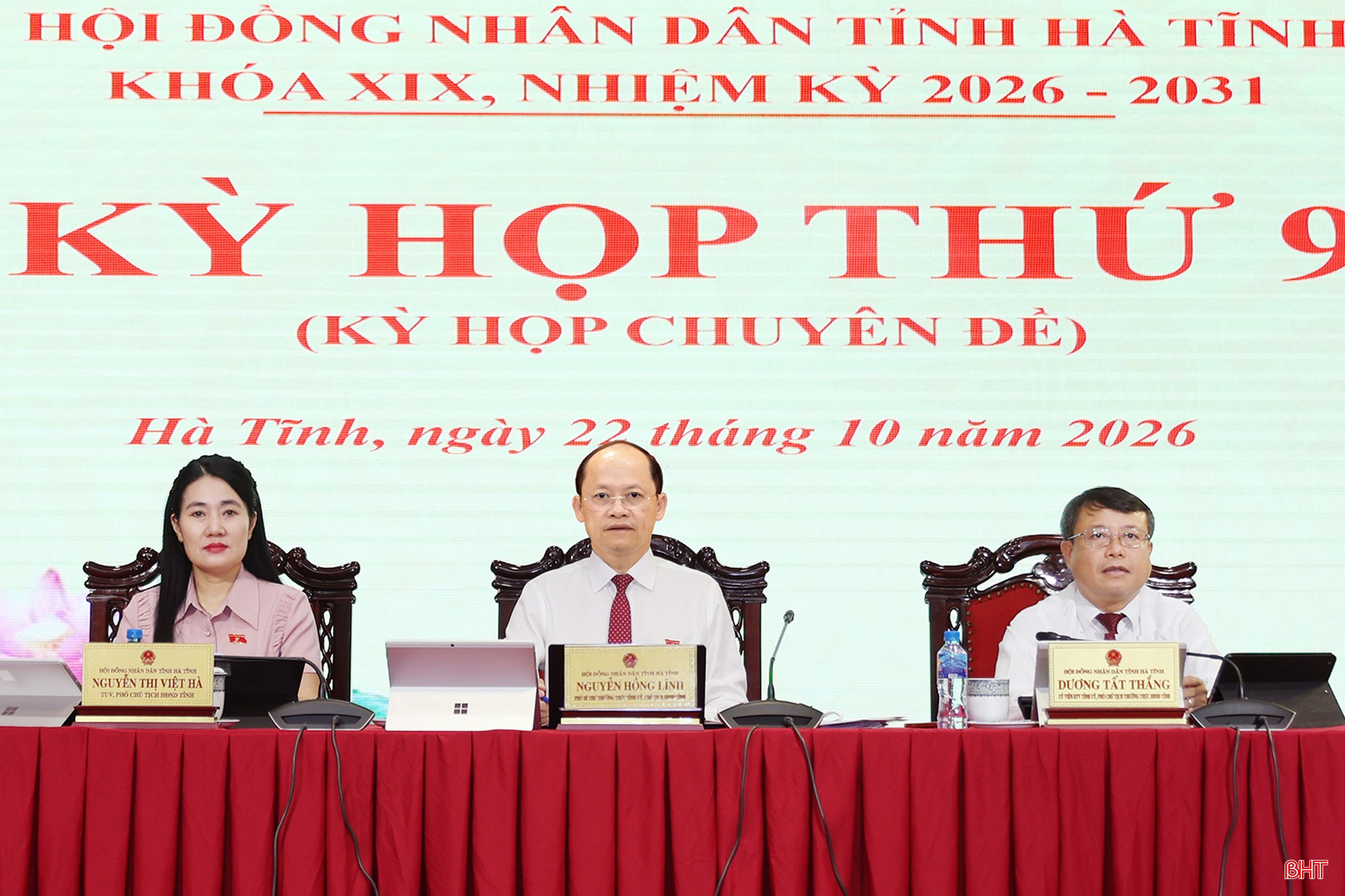Các đồng chí: Nguyễn Hồng Lĩnh – Phó Bí thư Thường trực Tỉnh ủy, Chủ tịch HĐND tỉnh; Dương Tất Thắng - Ủy viên BTV Tỉnh ủy, Phó Chủ tịch Thường trực HĐND tỉnh; Nguyễn Thị Việt Hà - Phó Chủ tịch HĐND tỉnh chủ tọa kỳ họp. bqbht_br_anh-chu-tri.jpg
