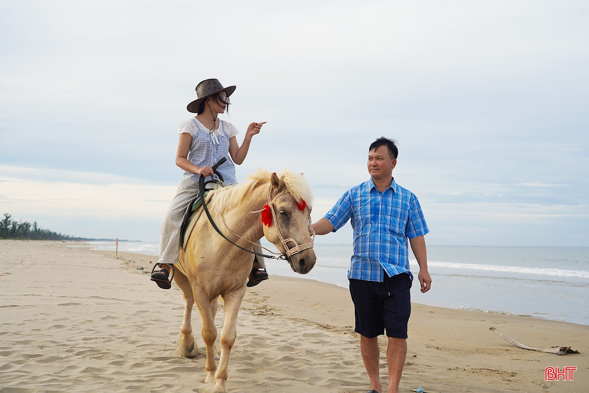 Du khách thích thú cưỡi ngựa, ngắm biển ở Hà Tĩnh