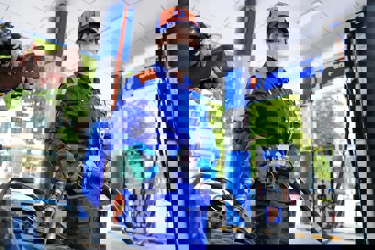 Giá xăng dầu tăng mạnh, mặt hàng RON95-III lên ngưỡng 30.690 đồng mỗi lít 