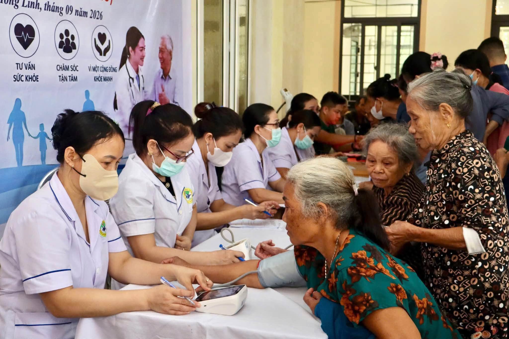 Phường Nam Hồng Lĩnh tổ chức khám, tư vấn sức khỏe cho người cao tuổi và người có hoàn cảnh khó khăn
