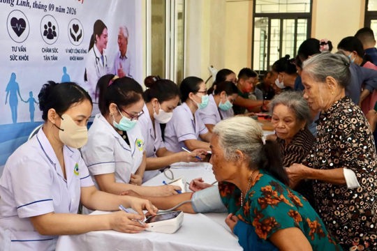 Phường Nam Hồng Lĩnh tổ chức khám, tư vấn sức khỏe cho người cao tuổi và người có hoàn cảnh khó khăn