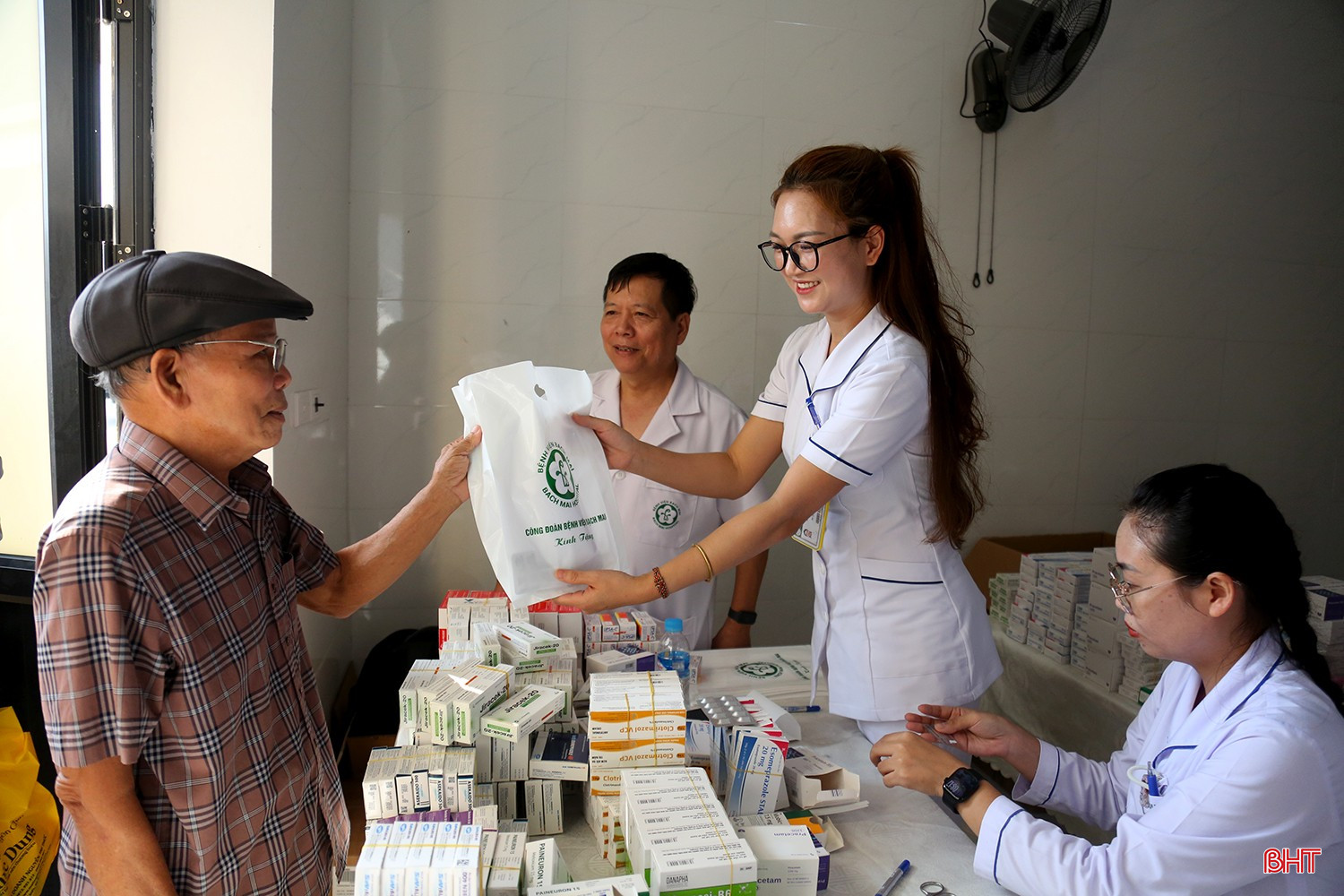 Cấp phát thuốc miễn phí cho người dân. bqbht_br_2.jpg