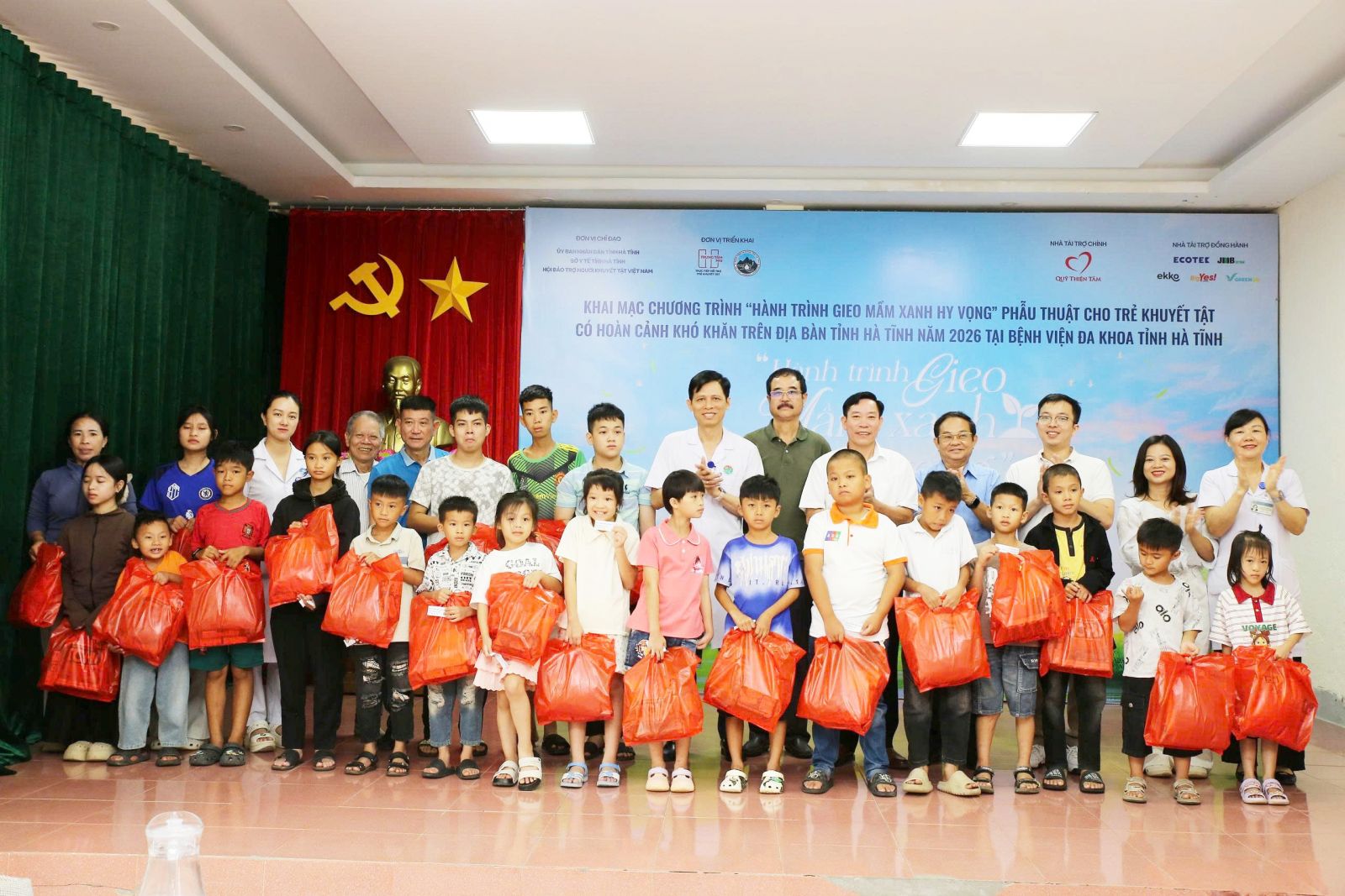 Hà Tĩnh: Hơn 600 trẻ em khuyết tật được khám, phẫu thuật miễn phí